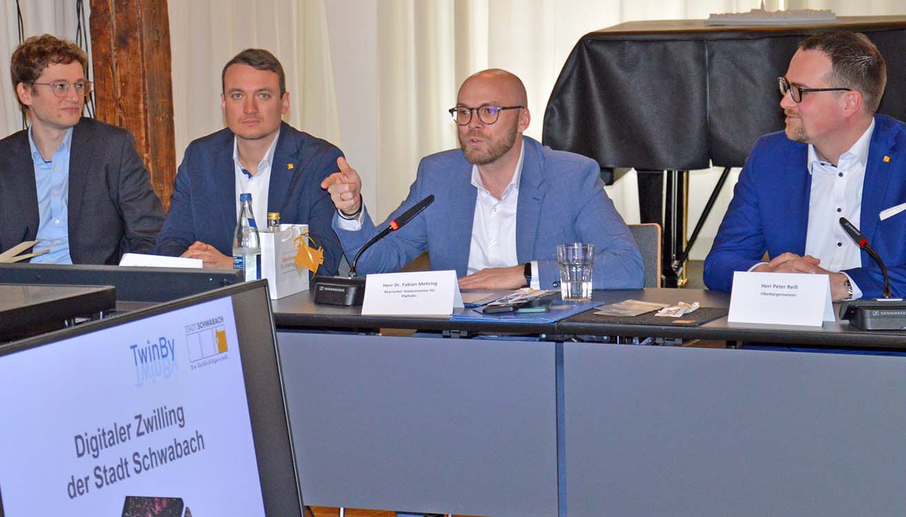 Bayerns Digitalminister Dr. Fabian Mehring (2. von rechts) besuchte Schwabach, um sich den Digitalen Zwilling vorführen zu lassen. Neben ihm Oberbürgermeister Peter Reiß (rechts) und Umweltreferent Dr. Maximilian Hartl (links). 