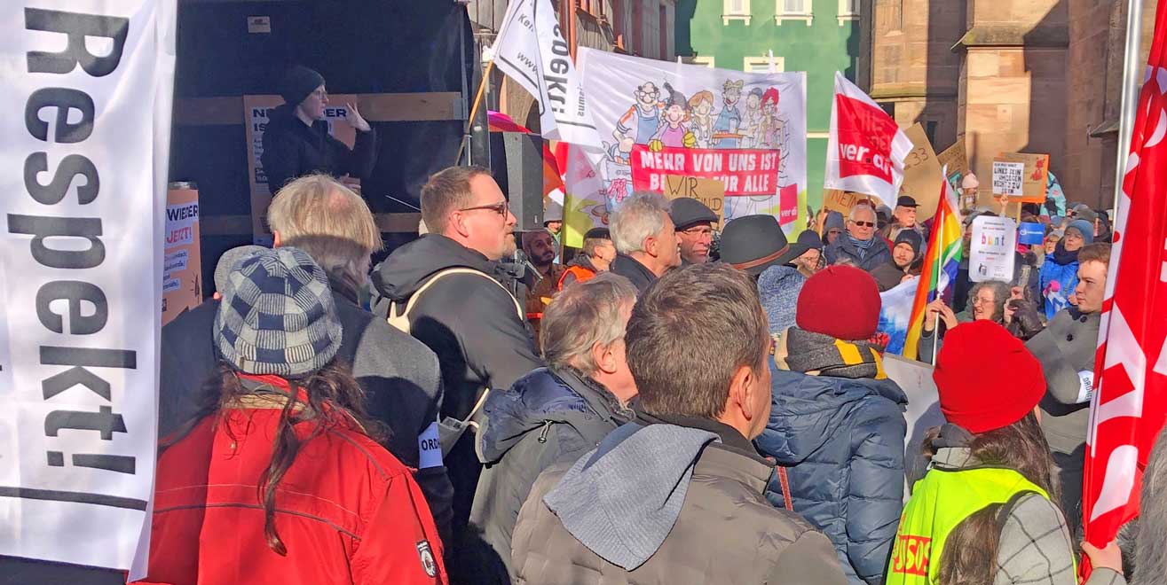 Menschen bei einer Demonstration gegen Rechts auf dem Martin-Luther-Platz in Schwabach