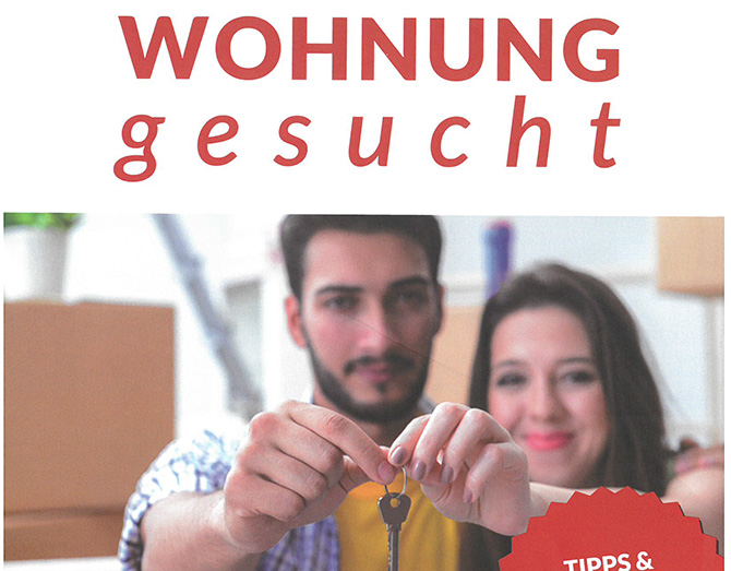 Ein junger Mann hält einen Wohnungsschlüssel ins Bild.