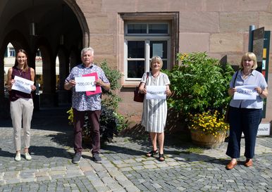 Foto von der Spendenübergabe vor dem Schwabacher Rathaus