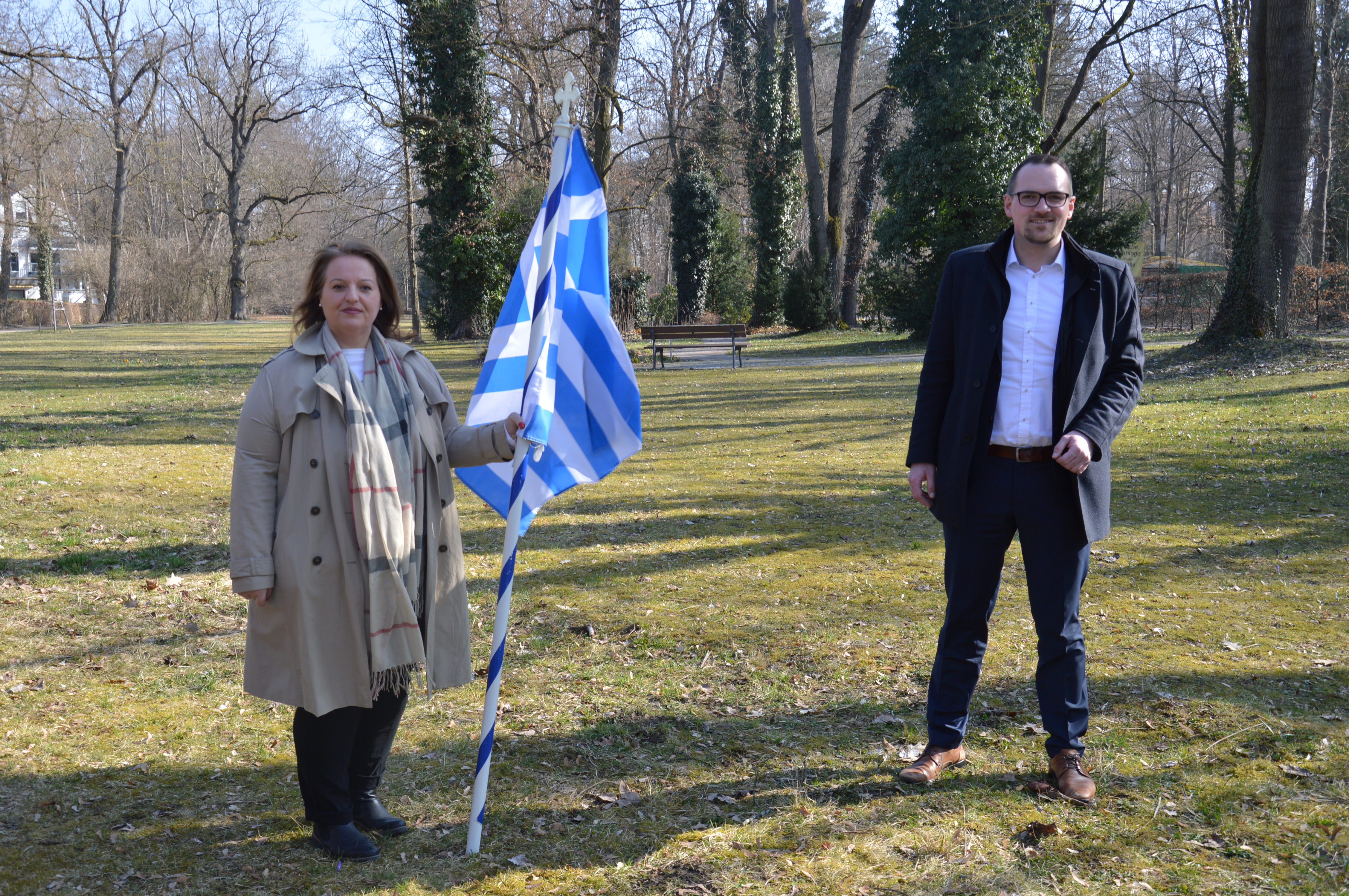 Helena Boussi und Oberbürgermeister Peter Reiß im Park der Partnerstädte