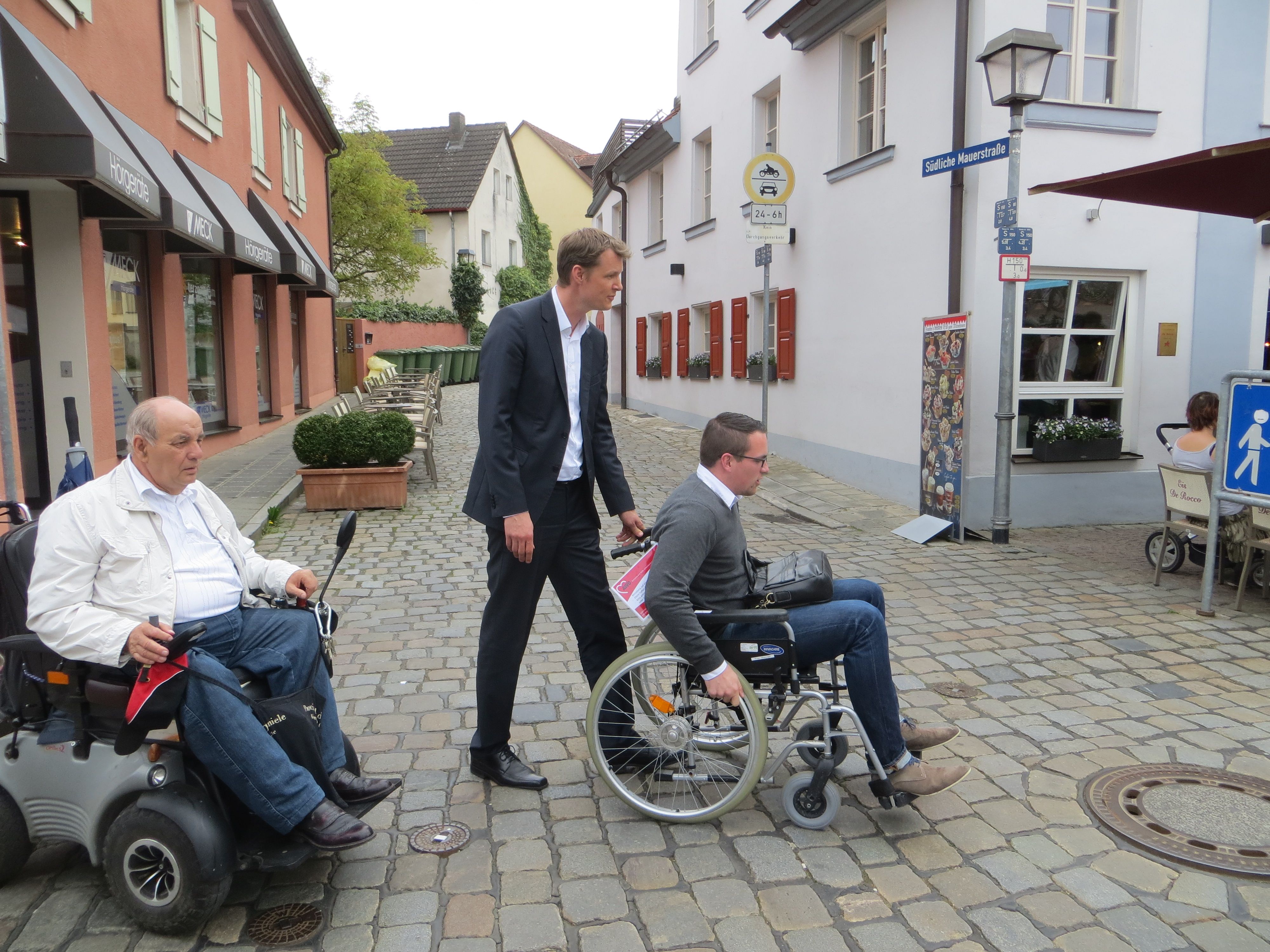Damaliger Oberbürgermeister Matthias Thürauf mit heutigem Oberbürgermeister Peter Reiß beim inklusiven „Stadtspaziergang“ 05.05.2015