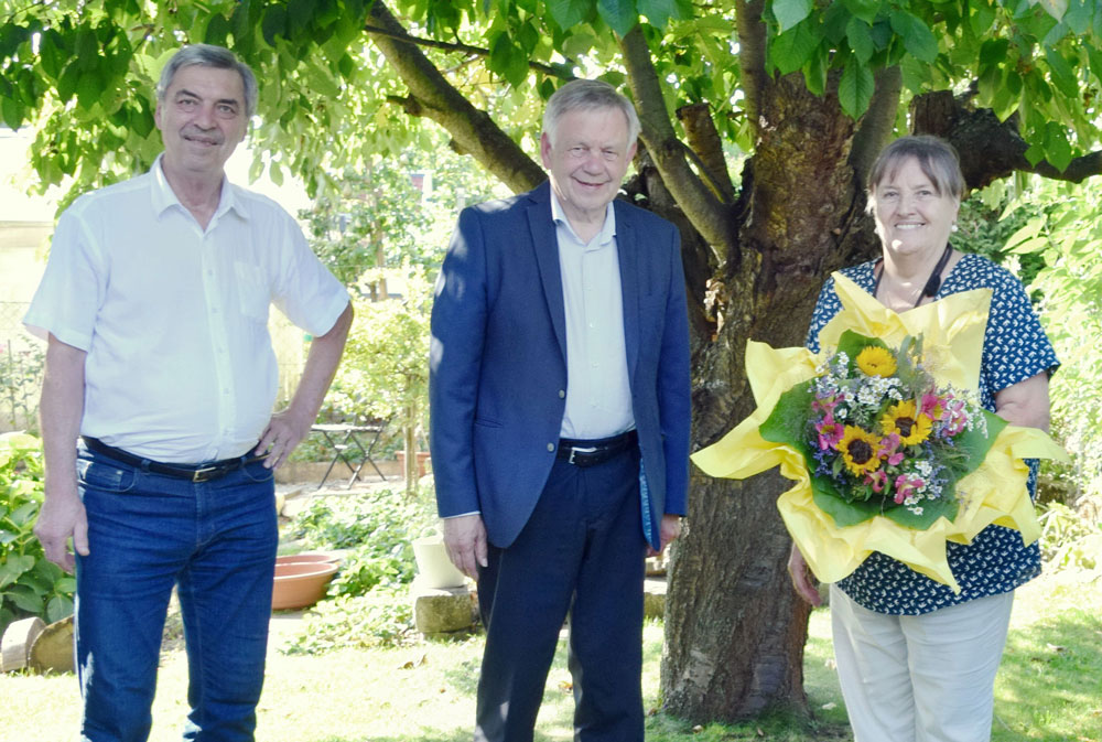 von links: Bürgermeister Emil Heinlein und Landtagsvizepräsident Karl Freller gratulieren Rosy Stengel zum 75. Geburtstag.