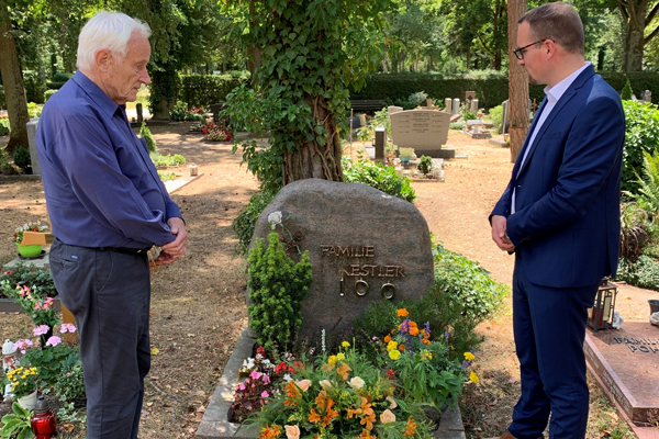 Alt-Oberbürgermeister Hartwig Reimann (links) und Oberbürgermeister Peter Reiß haben am Grab von Kurt Kestler einen Kranz niedergelegt.