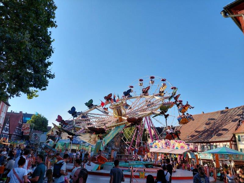 Blick über den Marktplatz mit Karussell