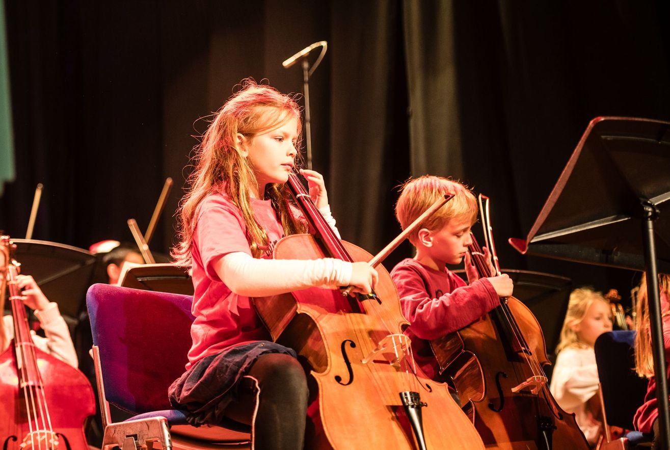 Kinder spielen Cello