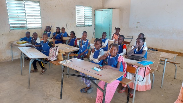 Kinder in einem Klassenzimmer in Gossas