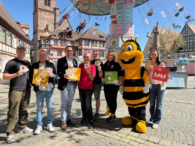 Gruppenfoto der Beteiligten auf dem Schwabacher Marktplatz vor dem Kinderkarussell.
