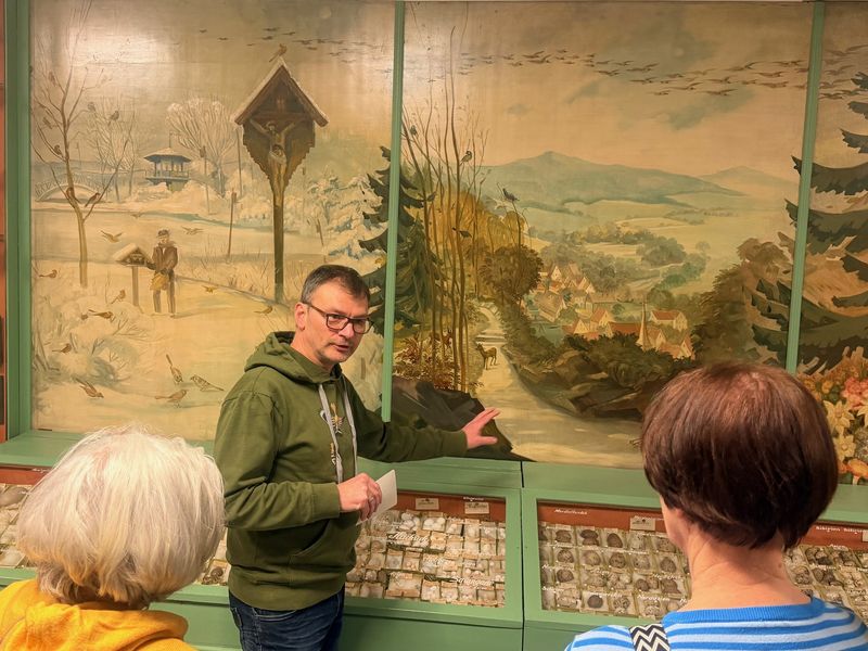 Bernd Michl vom LBV Feucht führt durch die Wenglein-Sammlung