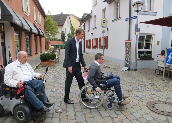 Damaliger Oberbürgermeister Matthias Thürauf mit heutigem Oberbürgermeister Peter Reiß beim inklusiven „Stadtspaziergang“ 05.05.2015