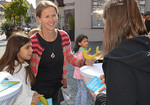 Lehrerin Claudia Svarovsky verteilt mit einer Schülerin Faire Bananen.