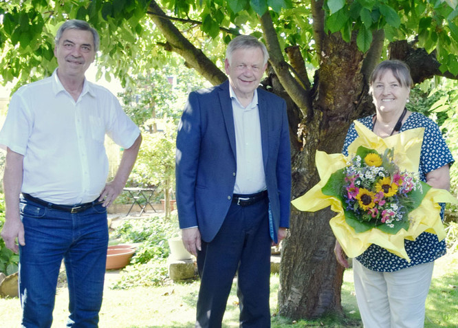 von links: Bürgermeister Emil Heinlein und Landtagsvizepräsident Karl Freller gratulieren Rosy Stengel zum 75. Geburtstag.