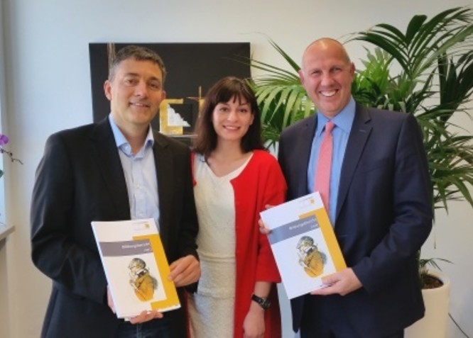 von links: Gerhard Kappler, Elena Przybilla, Frank Kingenberg zeigen den Schulbericht 2017