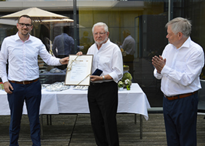 Stephan Kosmann (Mitte) erhält die Goldener Bürgermedaille und eine Urkunde aus den Händen von Oberbürgermeister Peter Reiß (links). Landtagsvizepräsident Karl Freller (rechts) gratuliert.