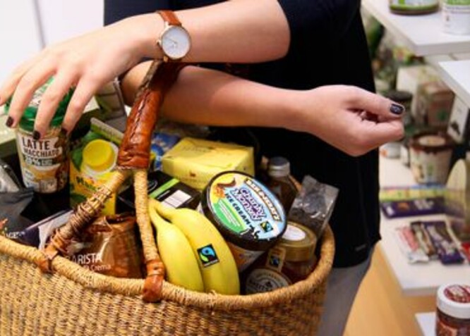 Einkaufskorb mit verschiedenen Produkten mit dem Fairtrade-Siegel