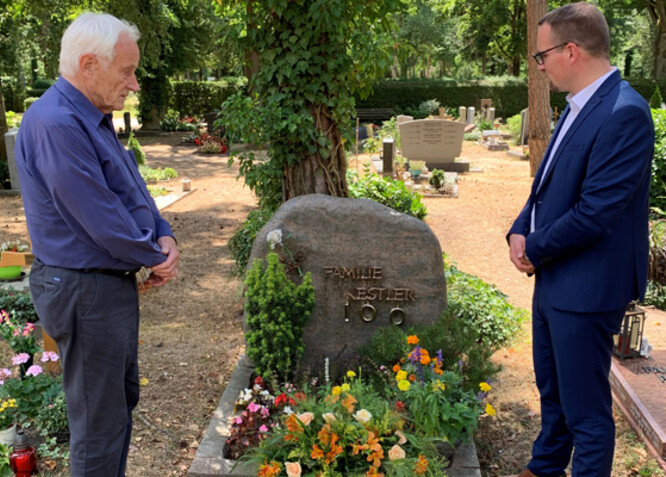Alt-Oberbürgermeister Hartwig Reimann (links) und Oberbürgermeister Peter Reiß haben am Grab von Kurt Kestler einen Kranz niedergelegt.