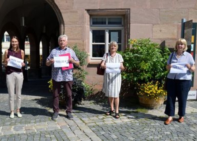 Foto von der Spendenübergabe vor dem Schwabacher Rathaus