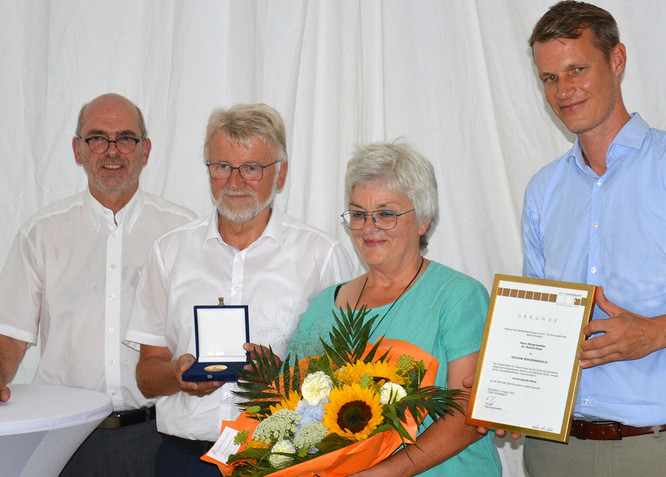 OB Matthias Thürauf (rechts) und Grünen-Fraktionsvorsitzender Klaus Neunhoeffer (links) gratulierten Dr. Roland Oeser mit Frau Anne.