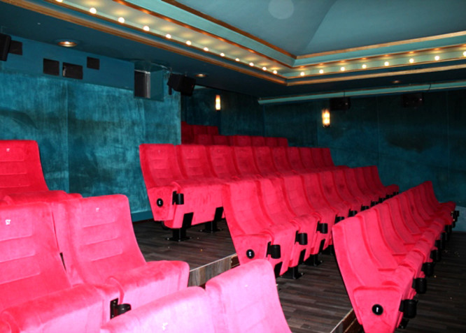 Kinosaal des Luna-Theaters mit roten Samtsitzen