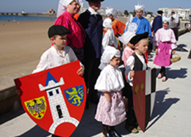 Französische Kinder am Strand mit dem Schwabacher Wappen