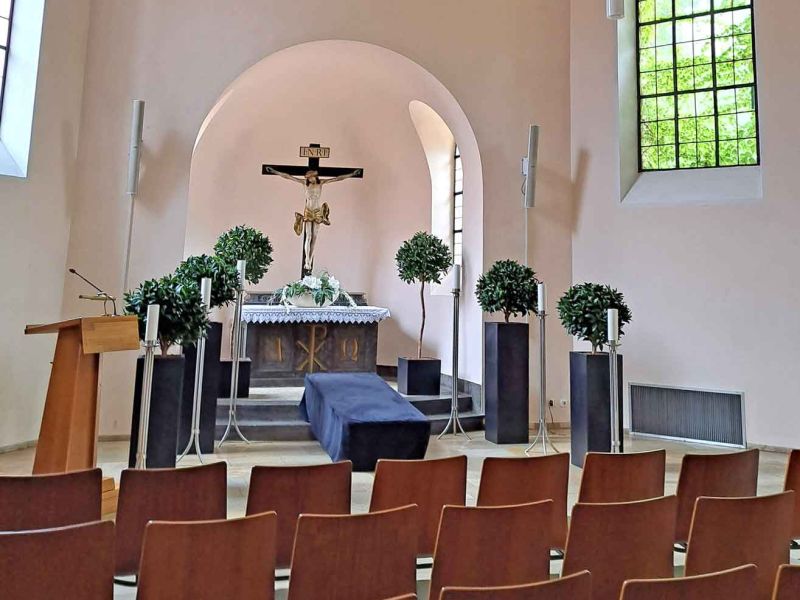 Das Innere der Kapelle, mit Blick auf den Altar