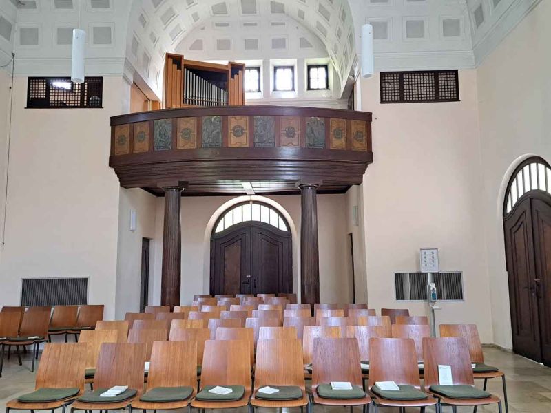 Das Innere der Kapelle, mit Blick auf die Orgel