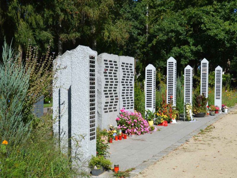 Die Namensstelen beim Fluss der Zeit