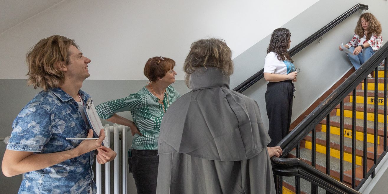Katharina Fischer, Museumspädagogik, schult ihr Team für einen Detektivgeburtstag