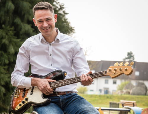 Lehrkraft für Kontrabass und Gitarre: Tobias alisch