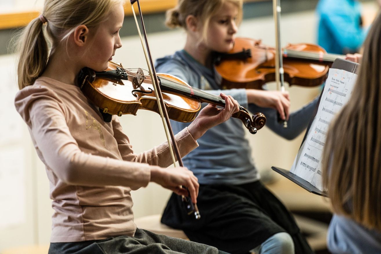 zwei Mädchen spielen Klavier