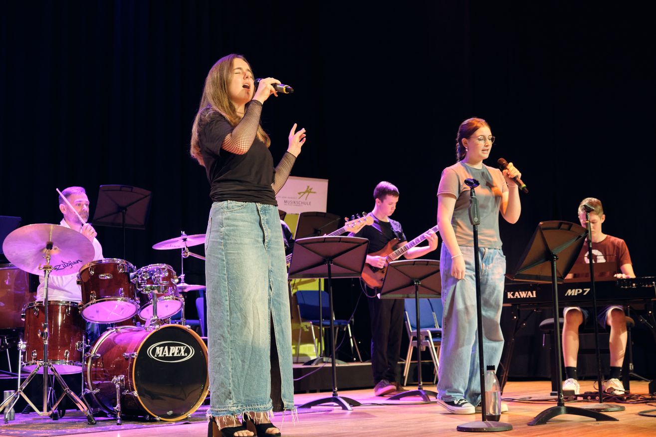 Musikschulband auf der Bühne