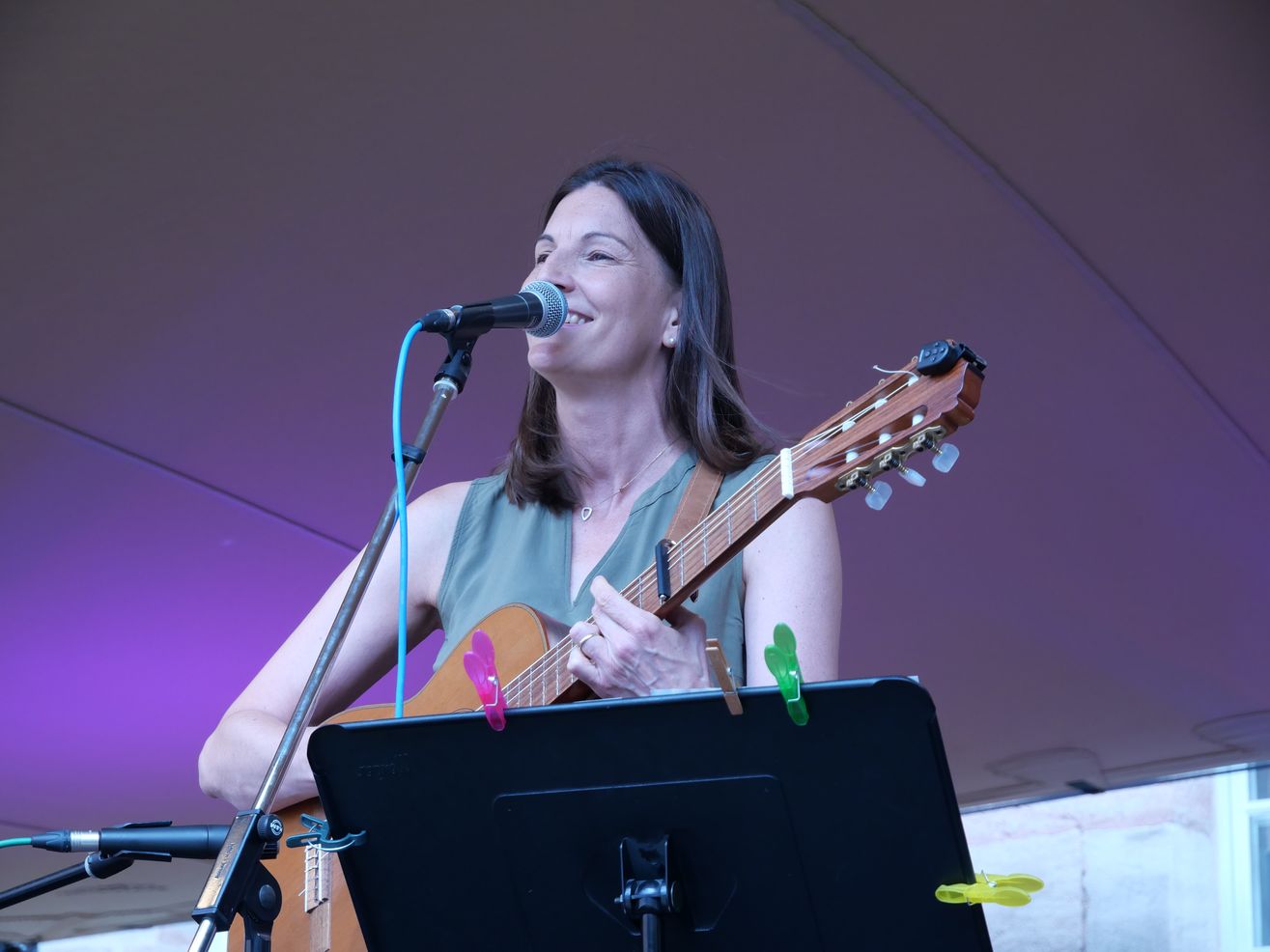 Frau singt und spielt Gitarre