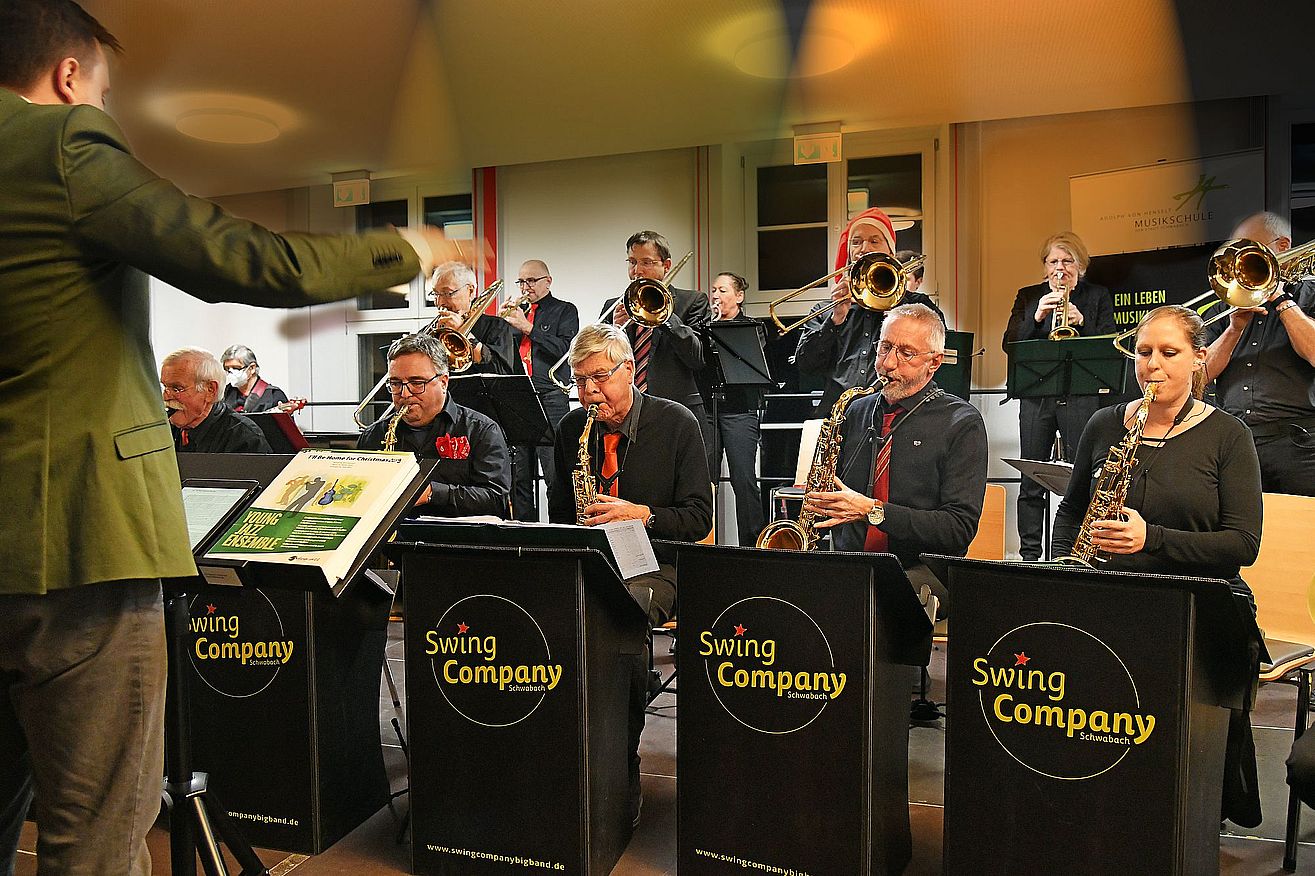 Die Big Band, Erwachsene jeden Alters mit verschiedenen Blasinstrumenten, bei einem Auftritt