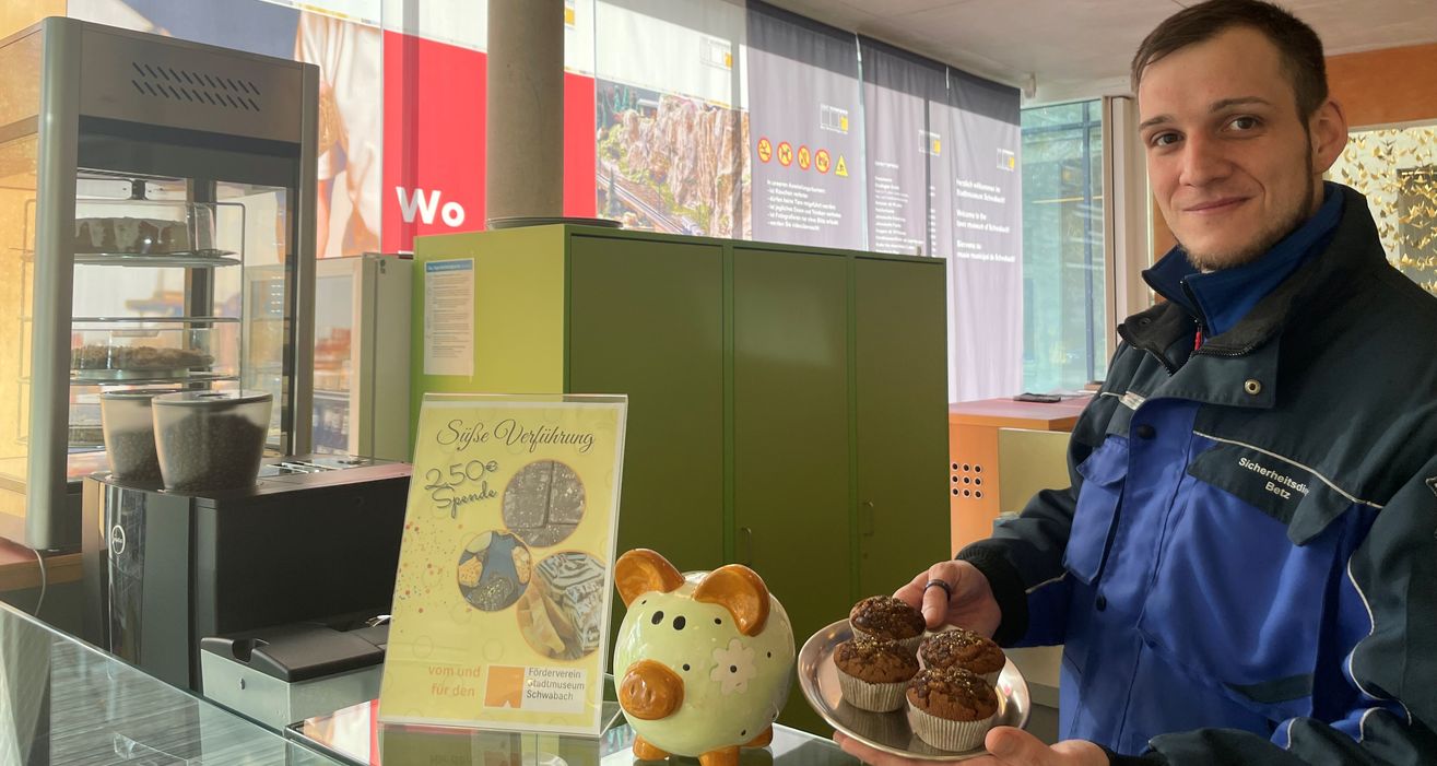 Christian Schrammel, der Leiter der Cafeteria, präsentiert leckere Blattgold-Muffins.