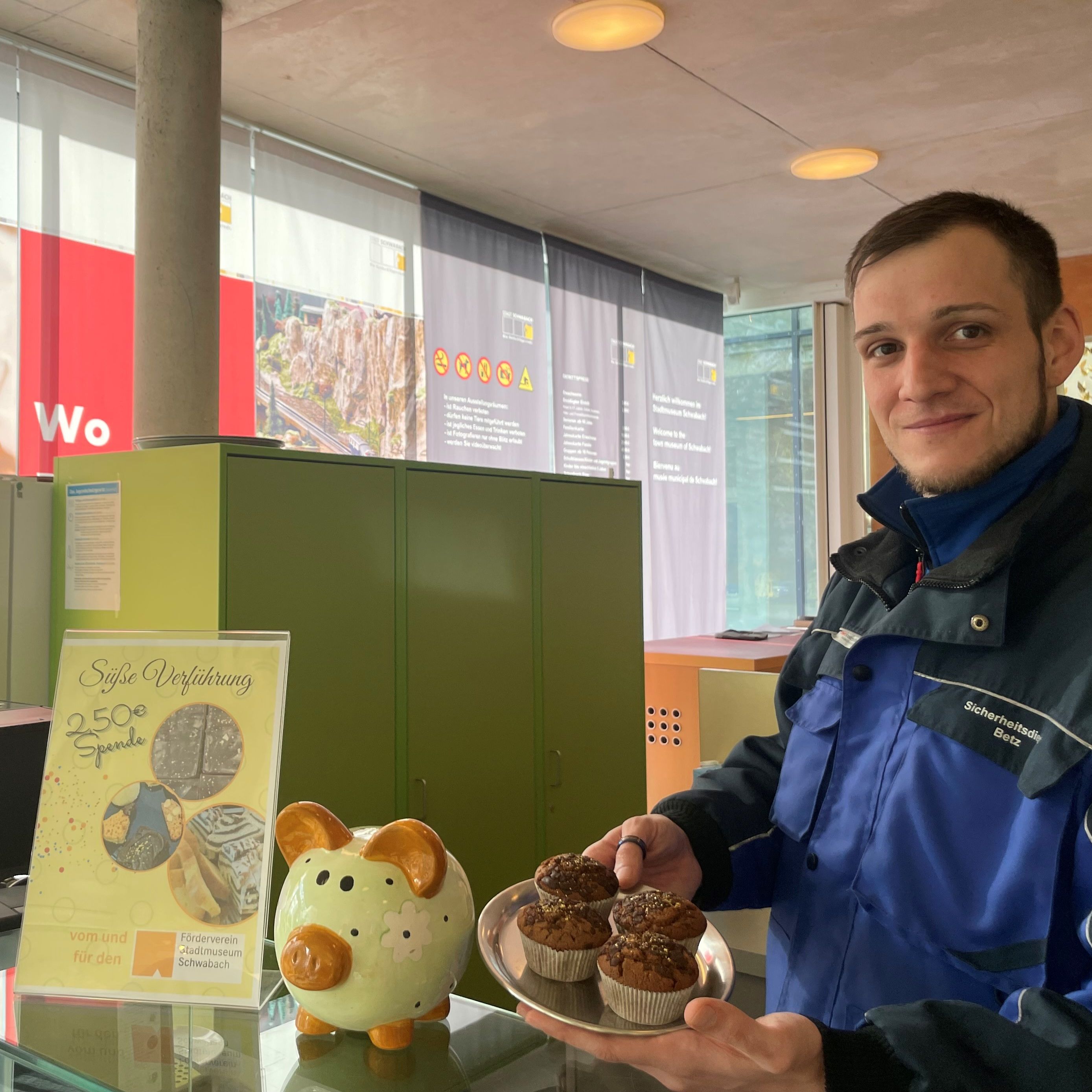 Christian Schrammel, Leiter der Cafeteria, zeigt die ofenfrischen Muffins mit Blattgoldverzierung
