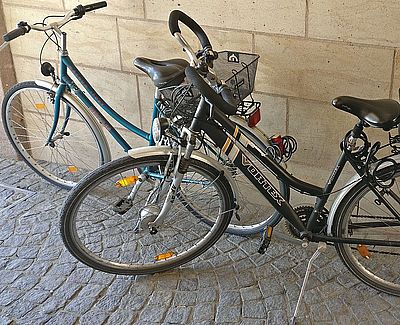 Fahrräder im Durchgang des Rathauses