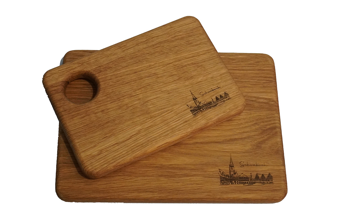 Zwei Holzschneidebretter in unterschiedlichen Größen, eines mit Loch, beide mit Schwabach Motiv.