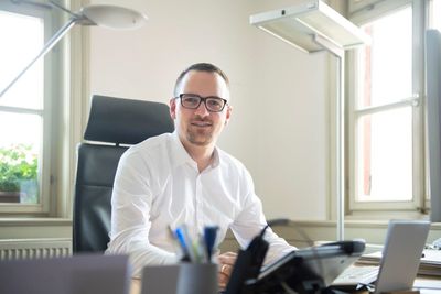 Oberbürgermeister Peter Reiß sitzt an seinem Schreibtisch