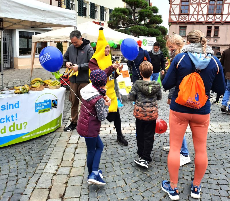 Verteilen von Fairen Bananen auf dem Marktplatz