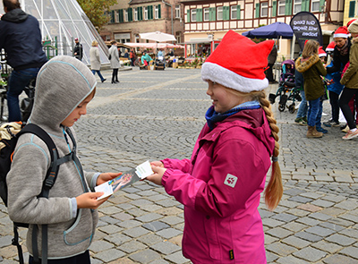 Lena von der Christian-Maar-Schule informiert über den Fairen Handel.