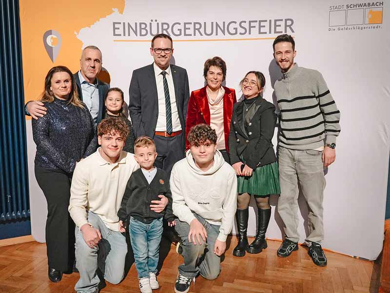 Gruppe von Eingebürgerten, die sich mit Oberbürgermeister Peter Reiß und der Moderatorin Rezarta Reimann fotografieren ließen.