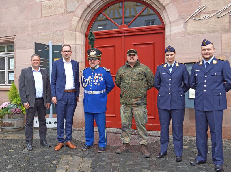 Der Geschäftsführer des Volksbund Deutsche Kriegsgräberfürsorge (ganz links) hat bei Oberbürgermeister Peter Reiß (rechts daneben) und Vertretenden der Historisch Königlich Bayerischen Bürgerwehr-Schützen-Companie Schwabach und der Bundeswehr für die Sammlung geworben.