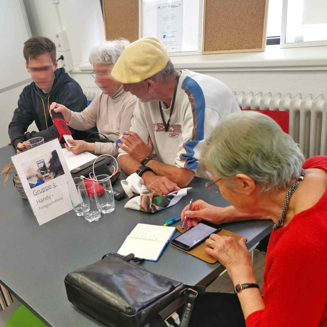 Handy-Schulung für Ältere durch einen jungen Freiwilligen