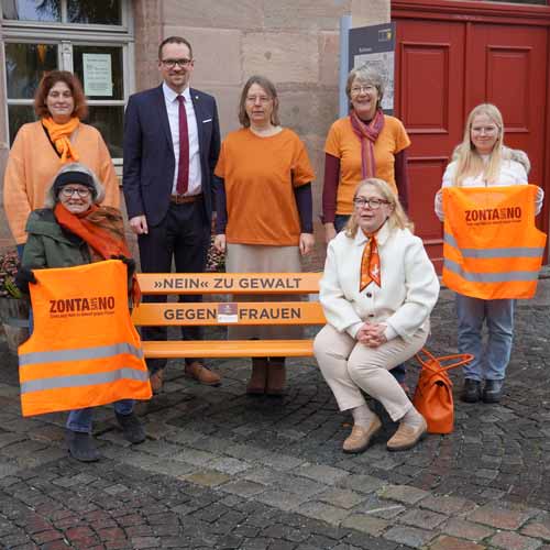 Fünf Frauen von den Zonta-Clubs zusammen mit OB Peter Reiß und der Gleichstellungsbeauftragten Marita Heiß-Hertle mit der Zonta-Bank vor dem Rathaus