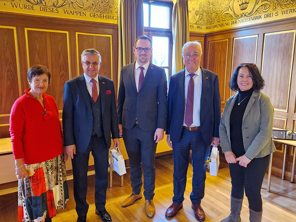 von links: Fethiye Şeker, Bürgermeister Necati Topaloğlu, Oberbürgermeister Peter Reiß, Alt-Bürgermeister Hasan Şeker, Ayşe Bıyık, Vorsitzende des Komitees Kemer-Schwabach