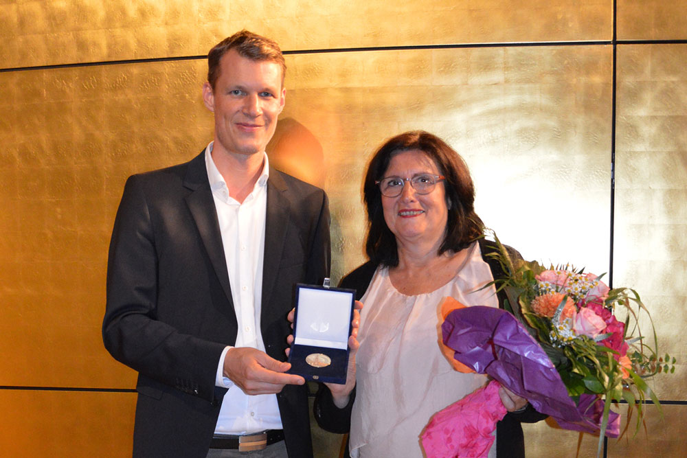 Evi Grau-Karg erhält die Goldene Bürgermedaille aus den Händen von Oberbürgermeister Matthias Thürauf.