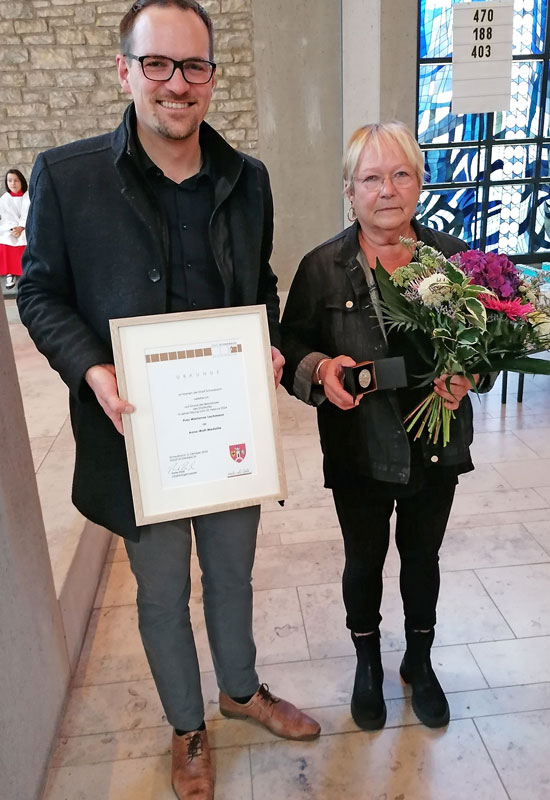 Marianne Lachmann hat die Anna-Wolf-Medaille der Stadt Schwabach von Oberbürgermeister Peter Reiß überreicht bekommen.