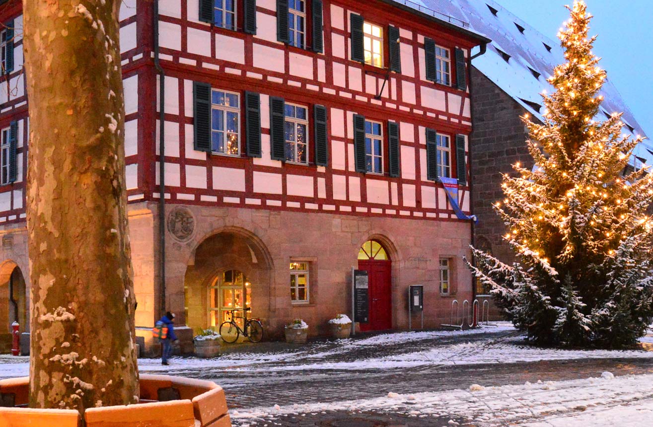 Weihnachtsbaum vor dem Rathaus