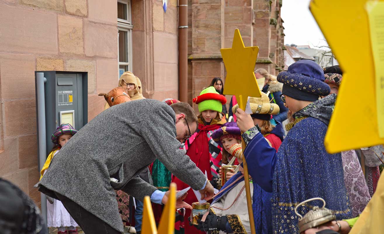 OB Reiß gibt eine Spende für die Sternsinger-Aktion