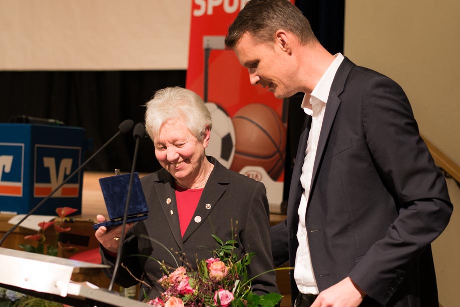 Gerda Braun erhält die Goldene Bürgermedaille aus den Händen von Oberbürgermeister Matthias Thürauf.